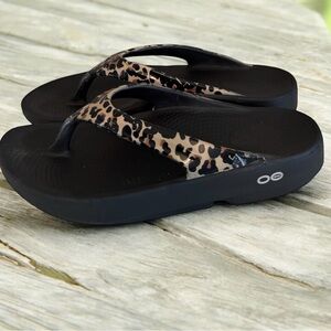 OOFOS OOlala Limited Leopard Print Recovery Sandals – Women’s 7